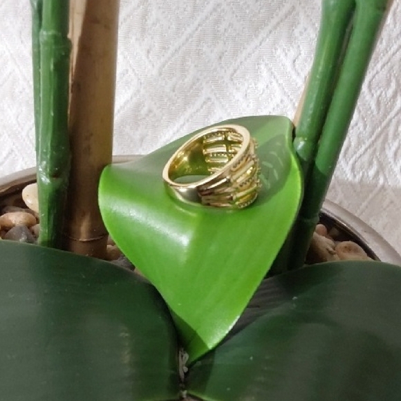 Elegant Gold Ring with Crystals - Picture 4 of 4
